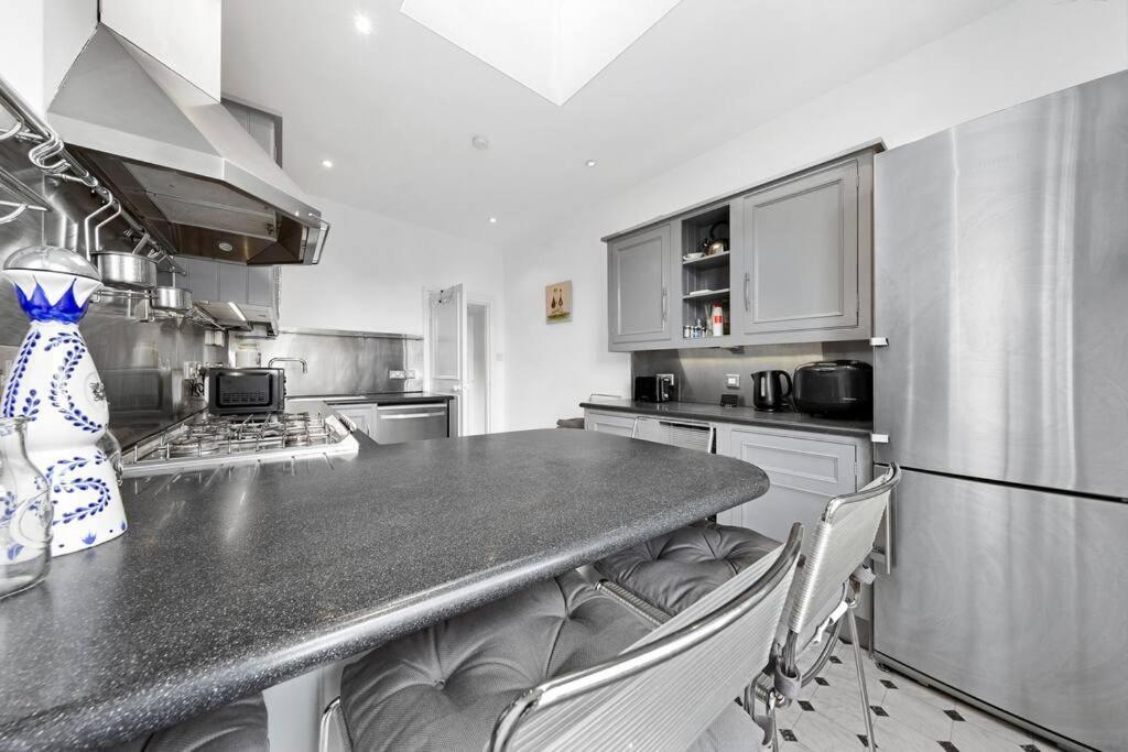 Spacious Sleep 11 With Terrace In Earls Court Ec99 London Ngoại thất bức ảnh