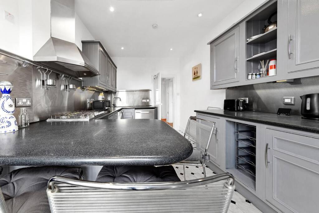 Spacious Sleep 11 With Terrace In Earls Court Ec99 London Ngoại thất bức ảnh